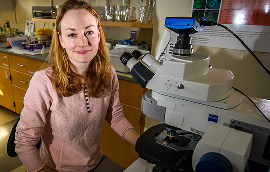 Neva Meyer at microscope
