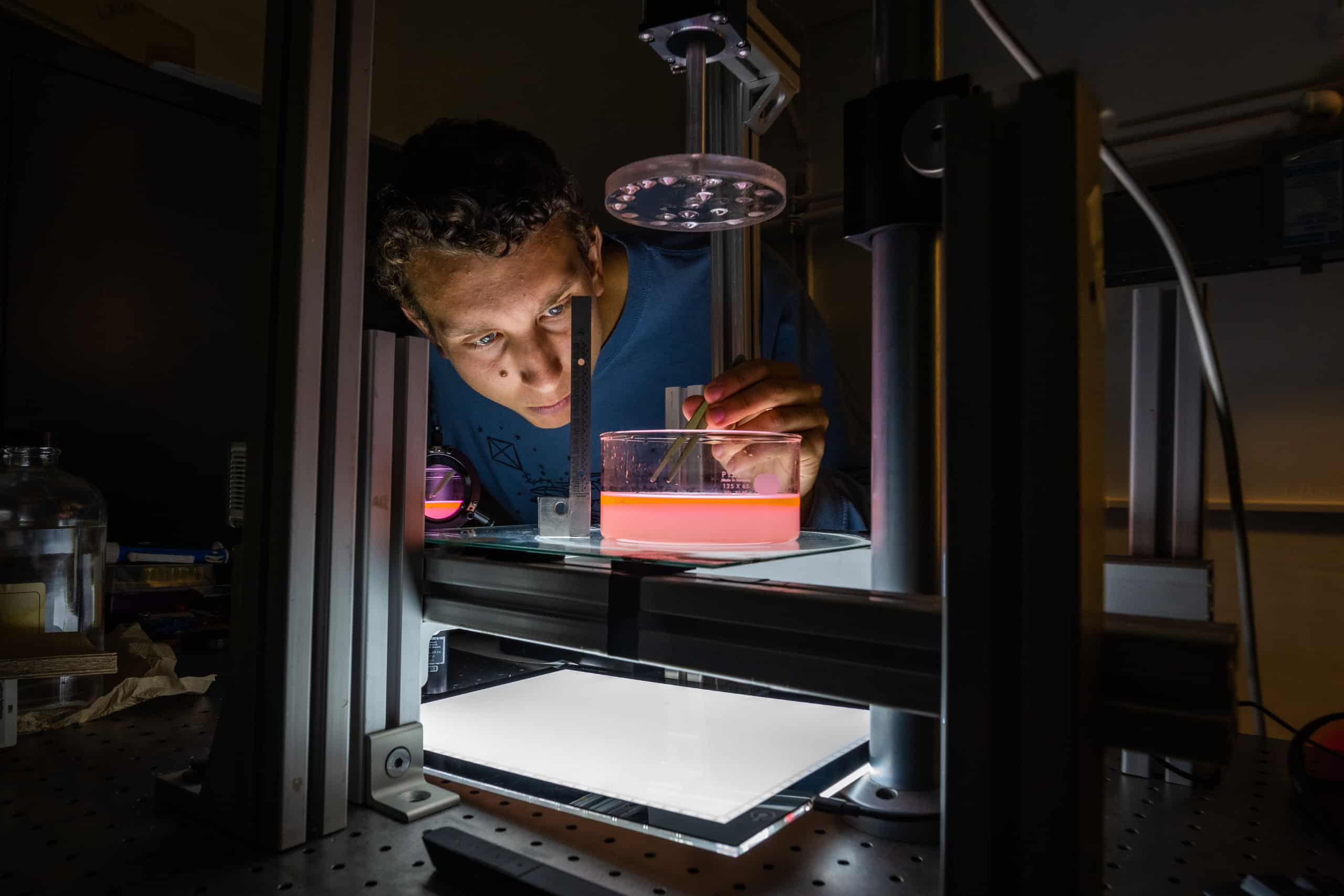 a researcher works in the lab