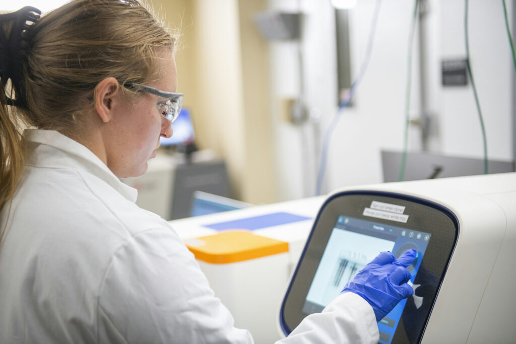Anna Tinklenberg '25, a biology major, uses the equipment