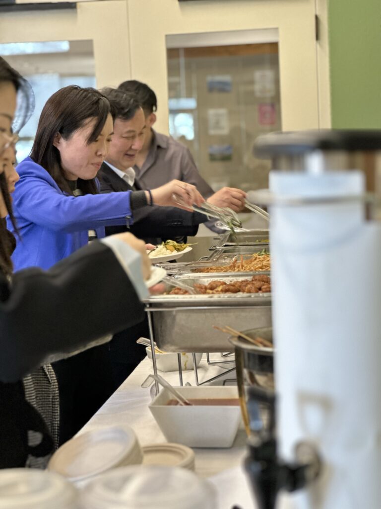 HFUT visitors getting lunch.