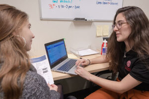 Student meeting advisor about resume