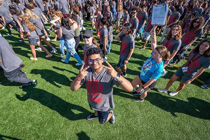 A large group of student walk to their next orientation activity.